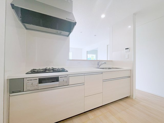 新築戸建・建売　深谷市武蔵野　CRADLE GARDEN　全3棟のキッチン|明るいホワイトトーンの対面式キッチンで、料理中もリビングの様子が見えて安心です♪