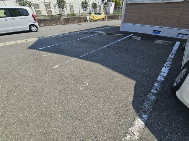 ウィンディアA棟の駐車場