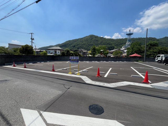 殿川第一駐車場の外観|笠岡小学校北側にある駐車場です。全１４区画あります。プレシャスシーズ殿川分譲地の一画にあります。