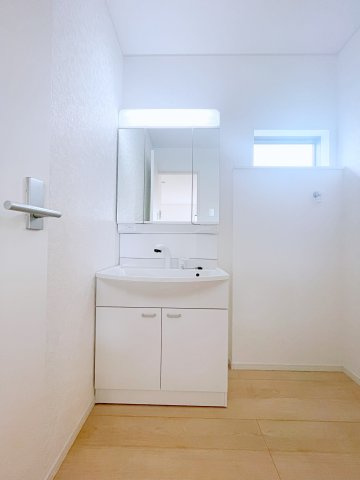 新築戸建・建売　深谷市武蔵野　CRADLE GARDEN　全3棟の独立洗面台|三面鏡タイプの独立洗面台で、身だしなみチェックも収納力も◎洗面まわりもすっきり清潔に保てます！