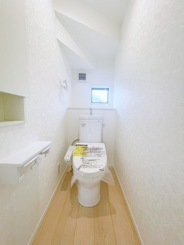 新築戸建・建売　深谷市武蔵野　CRADLE GARDEN　全3棟のトイレ|小窓付きで自然光が入る明るくて爽やかなトイレ空間です！