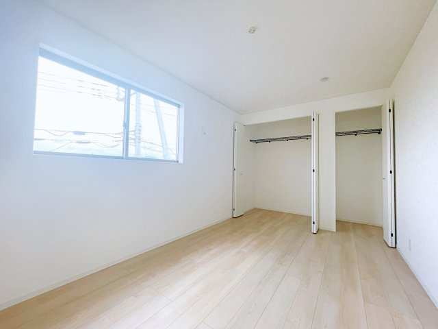 新築戸建・建売　深谷市武蔵野　CRADLE GARDEN　全3棟の洋室|ホワイトベースの爽やかな洋室！2面採光で日差しがしっかり入り、朝もすっきり目覚められます♪