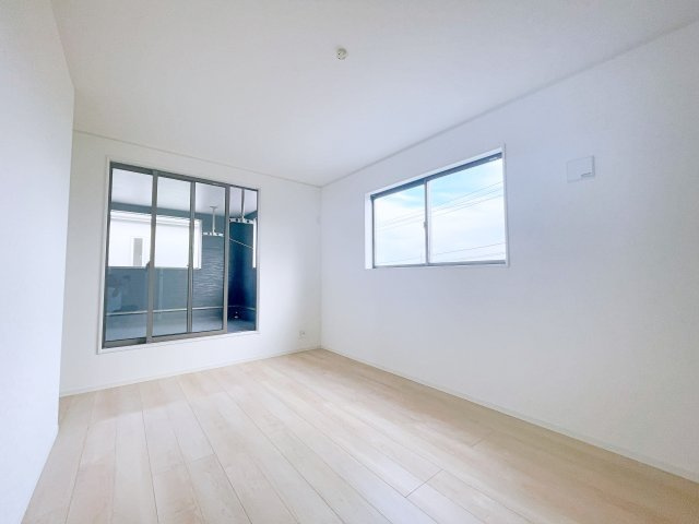 新築戸建・建売　深谷市武蔵野　CRADLE GARDEN　全3棟の洋室|2面採光で明るい洋室です！ホワイト基調の爽やか空間からインナーバルコニーにも出られます♪