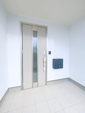 新築戸建・建売　深谷市武蔵野　CRADLE GARDEN　全3棟の玄関|奥行きがあるので雨が降っても開閉に心配ありません！