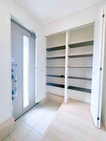 新築戸建・建売　深谷市武蔵野　CRADLE GARDEN　全3棟の収納|可動棚付きなので物の大きさによって高さを変えられるので便利！