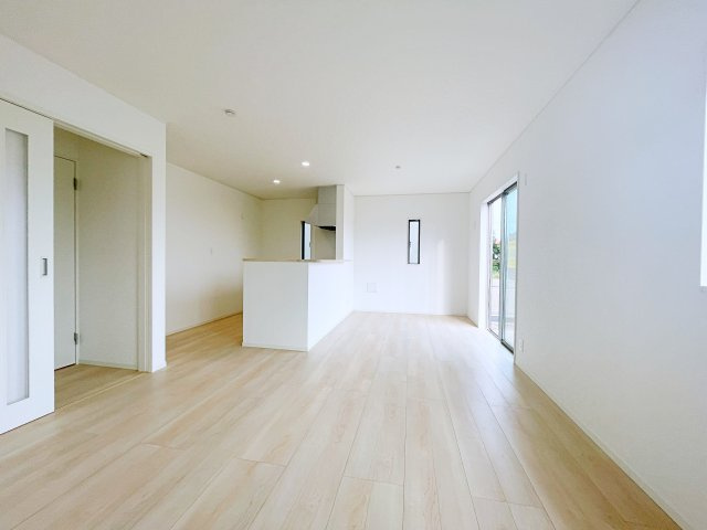 新築戸建・建売　深谷市武蔵野　CRADLE GARDEN　全3棟の居間・リビング|ダイニングには大きな窓があり明るい陽射しが差し込む開放的で心地よい空間です！