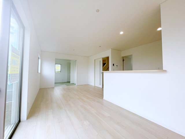 新築戸建・建売　深谷市武蔵野　CRADLE GARDEN　全3棟の居間・リビング|白を基調とした内装は空間を広く見せナチュラルで洗練された印象を与えます♪