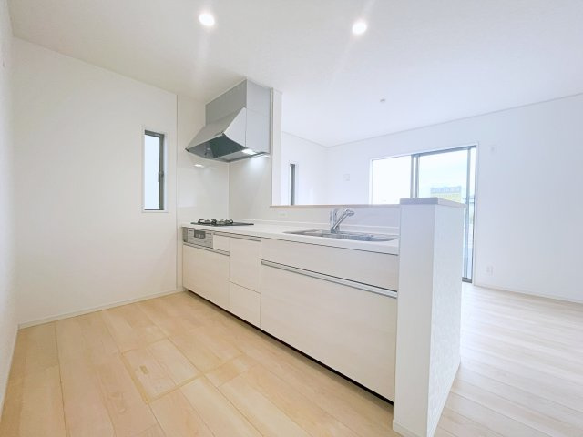 新築戸建・建売　深谷市武蔵野　CRADLE GARDEN　全3棟のキッチン|カウンター越しに会話が弾む、家族とのつながりを感じられる対面キッチンです！