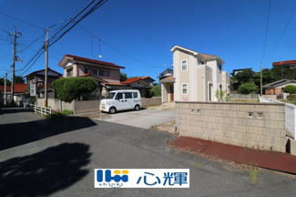 【前面道路含む現地写真】 | 西平原1丁目（オール電化・2階建）土地面積：約100坪 | 5台以上駐車可能です。