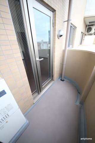 ライブコート北梅田　仲介手数料無料のバルコニー