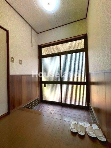 新田広芝戸建の玄関