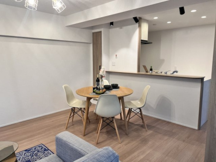 クレスト南浦和の居間・リビング|人気のカウンターキッチン