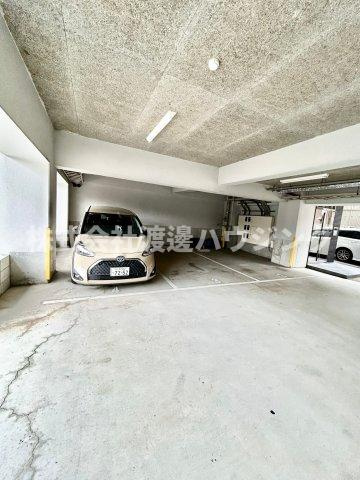 ライブガーデン江坂Ⅳの駐車場