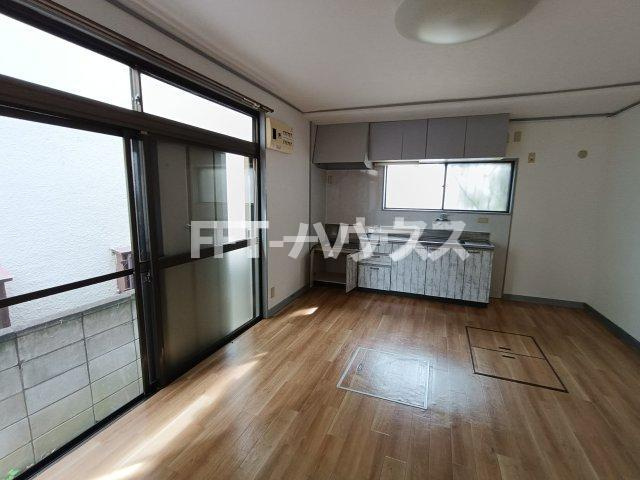 船橋市七林町貸家の居間・リビング