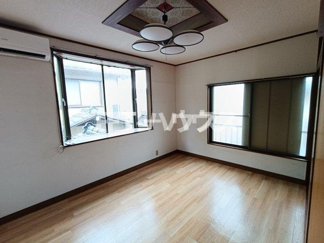 船橋市七林町貸家の居間・リビング