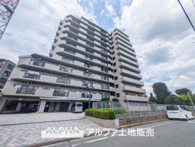 ハイホーム立川一番町の外観|【Welcome】
◆ウェルカム◆帰路につきタイルの上を歩き抜けるとそこには「ハイホーム立川一番町」のエントランス。意匠性高くさり気なく気品ですら感じられる。これが「ハイホーム」のpride