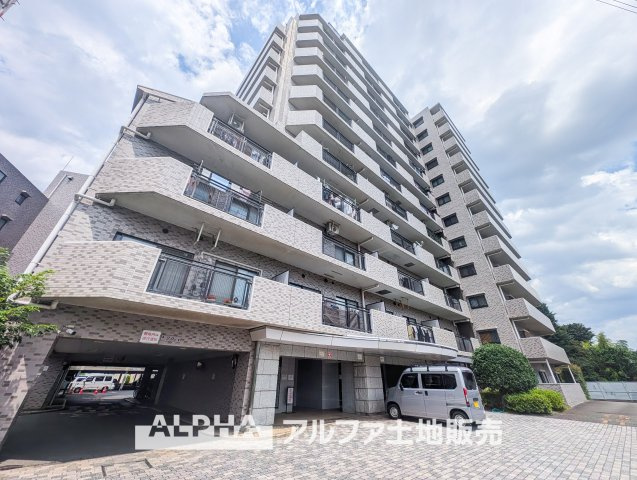 ハイホーム立川一番町のエントランス|【Entrance】
◆エントランス◆重厚なドアーとロックらタイルのエントランスが住まう人を迎えてくれる。扉を開けると温もりと幸せと楽しさいっぱいの我が家に帰る事が出来る安心感。