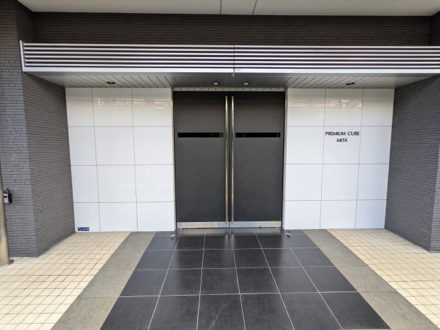 プレミアムキューブ三田のエントランス