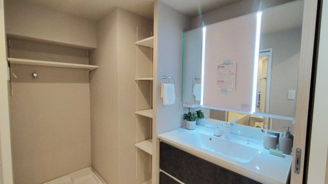 クリオ新子安六番館の独立洗面台|曇り止めガラス仕様です。