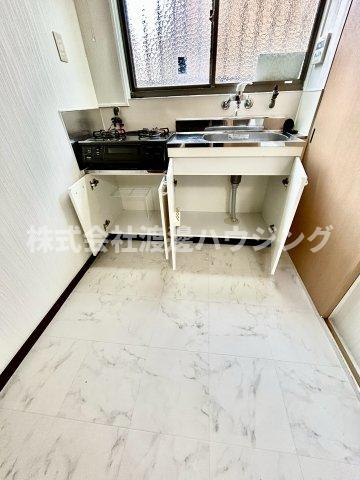 木川西3丁目テラスハウスのキッチン|キッチン下収納