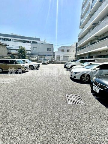 ウィスタリア三国の駐車場