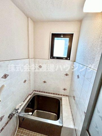 柱本６丁目テラスハウスのその他|お風呂にも窓ございます。