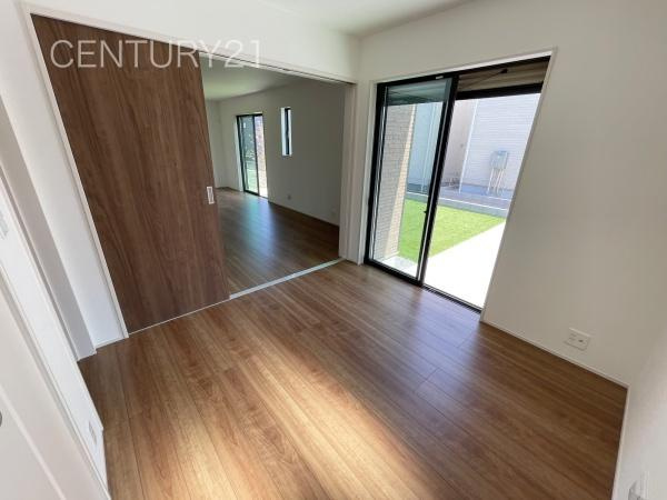 前橋市天川大島町B号棟の洋室|１階洋室です、LDKと続き間で開放感があります。
引き戸で簡単に仕切れますので状況に合わせた使い方ができます。