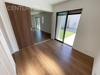 【洋室】 | 前橋市天川大島町B号棟 | １階洋室です、LDKと続き間で開放感があります。
引き戸で簡単に仕切れますので状況に合わせた使い方ができます。