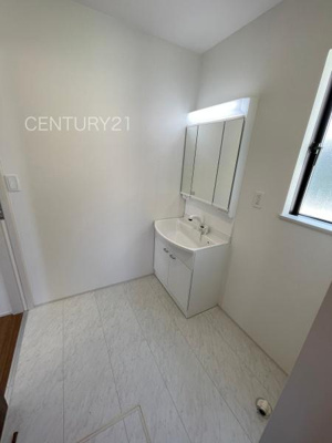 【独立洗面台】 | 前橋市天川大島町B号棟 | 三面鏡付きの洗面台には鏡の裏に収納があり、すっきり片付けられます。
洗髪も可能な伸縮機能つきシャワーヘッドです。