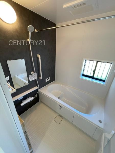 前橋市天川大島町B号棟の浴室|ゆったりと寛げる大型バスタブ。
足を伸ばしたまま入浴可能です。
浴室乾燥機付きで天候が悪い日でも洗濯をして衣類を乾燥させることができます。