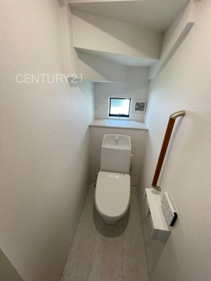 【トイレ】 | 前橋市天川大島町B号棟 | １階トレイです。
温水シャワー洗浄機能付きです。
手摺り付きです。