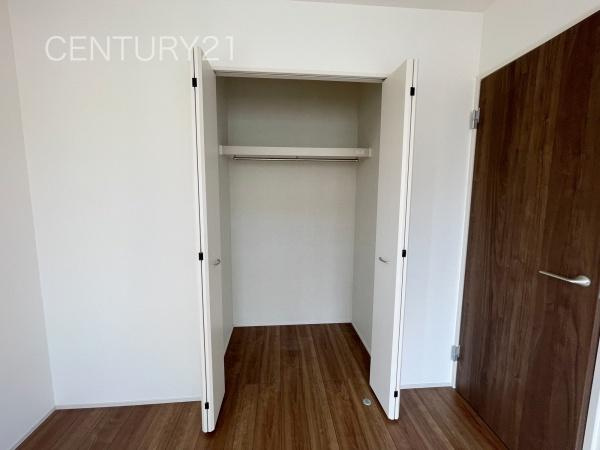 前橋市天川大島町B号棟の収納|ハンガーパイプ付きクローゼットです。