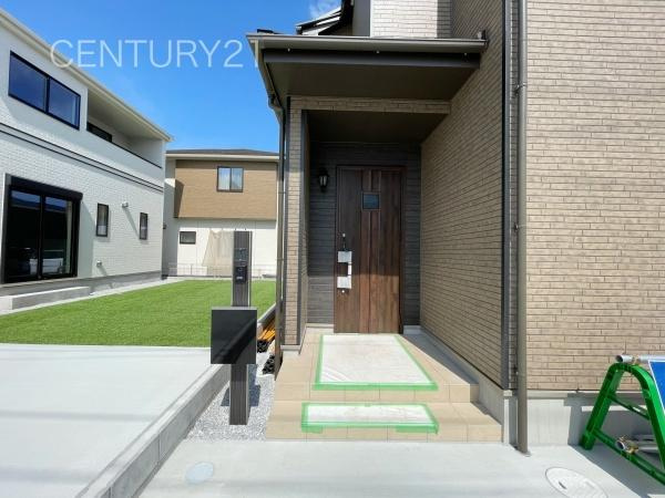 前橋市天川大島町B号棟の玄関|スマートキー付きの玄関。
鍵を探すことなくドアの開閉が可能です。
郵便物を守る鍵付きポストです。
インターホンは録画機能付きで防犯面に優れます。