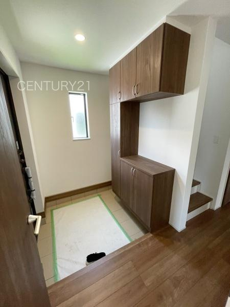 前橋市天川大島町B号棟の玄関|シューズボックス付きの玄関です。
上部も収納付きで多くの収納が可能です。