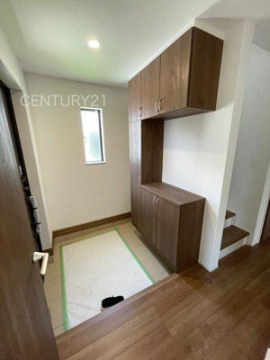 【玄関】 | 前橋市天川大島町B号棟 | シューズボックス付きの玄関です。
上部も収納付きで多くの収納が可能です。