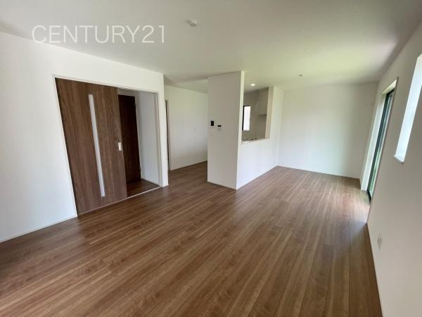 前橋市天川大島町B号棟の居間・リビング|大きいソファーがおける広々リビング