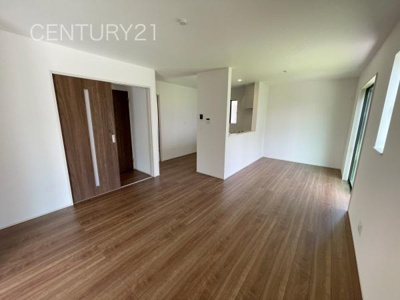 【居間・リビング】 | 前橋市天川大島町B号棟 | 大きいソファーがおける広々リビング