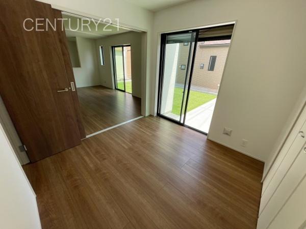 前橋市天川大島町A号棟の洋室|１階洋室です、LDKと続き間で開放感があります。
引き戸で簡単に仕切れますので状況に合わせた使い方ができます。