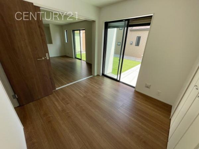 【洋室】 | 前橋市天川大島町A号棟 | １階洋室です、LDKと続き間で開放感があります。
引き戸で簡単に仕切れますので状況に合わせた使い方ができます。