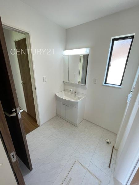 前橋市天川大島町A号棟の独立洗面台|三面鏡付きの洗面台には鏡の裏に収納があり、すっきり片付けられます。
洗髪も可能な伸縮機能つきシャワーヘッドです。