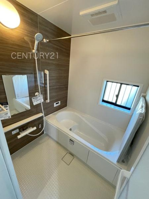 【浴室】 | 前橋市天川大島町A号棟 | ゆったりと寛げる大型バスタブ。
足を伸ばしたまま入浴可能です。
浴室乾燥機付きで天候が悪い日でも洗濯をして衣類を乾燥させることができます。