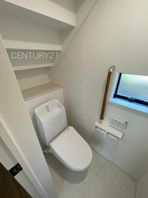 【トイレ】 | 前橋市天川大島町A号棟 | １階トレイです。
温水シャワー洗浄機能付きです。
手摺り付きです。