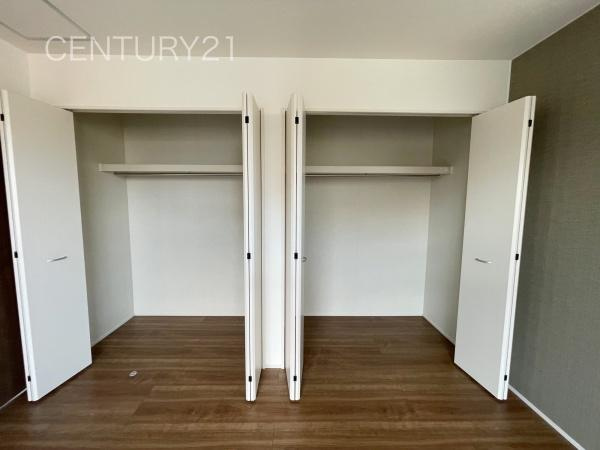 前橋市天川大島町A号棟の収納|ハンガーパイプ付きクローゼットです。