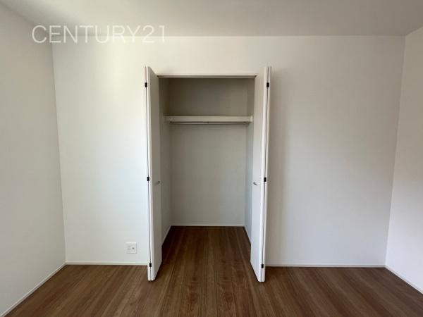 前橋市天川大島町A号棟の収納|ハンガーパイプ付きクローゼットです。