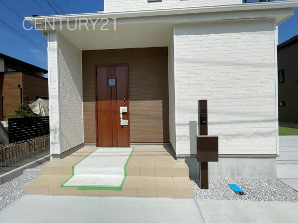 前橋市天川大島町A号棟の玄関|スマートキー付きの玄関。
鍵を探すことなくドアの開閉が可能です。
郵便物を守る鍵付きポストです。
インターホンは録画機能付きで防犯面に優れます。