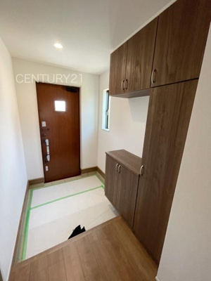 【玄関】 | 前橋市天川大島町A号棟 | シューズボックス付きの玄関です。
上部も収納付きで多くの収納が可能です。