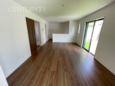 【居間・リビング】 | 前橋市天川大島町A号棟 | 大きいソファーがおける広々リビング