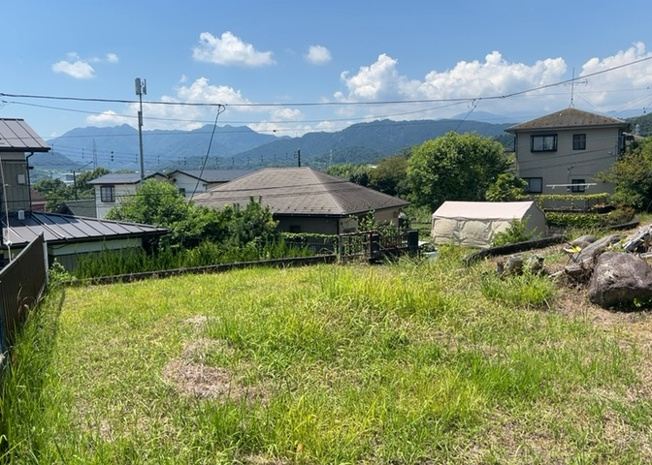 【外観】 | 家を建てる場合、方位は要チェックです。現実的に日当たりのよい家ならばリビングは南側、建築基準法でも北側に当たる家への配慮は求められています。土地を見学に行く際は、方位磁針を持って行くようにしましょう。
