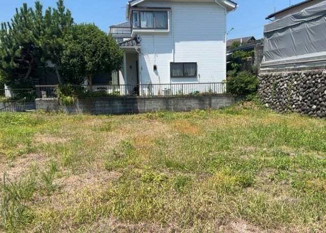 【外観】 | 土地を買う際、住む地域の自治体や福祉の補助制度にも注目してみましょう。子供や老人の医療補助やゴミ出しのルールなど、自治体によってルールに大きな違いがあるため、暮らしやすい土地で判断するとよいでしょう。