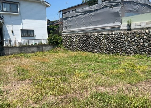 【外観】 | 土地の前の道路に消火栓が設置されていることがあります。この場合、道路交通法第45条第1項により、駐車禁止の場所が指定されています。そのため、車庫などの駐車スペースをつくることができない場合があります。